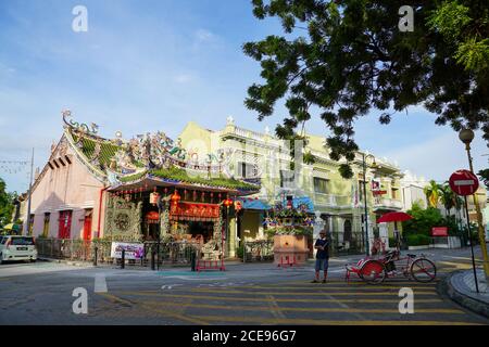 Georgetown, Penang/Malaysia - Sep 12 2016: Ein Trishaw-Fahrer wartet am Yap-Tempel. Stockfoto