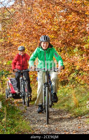 Junge Familie hat viel Spaß beim Radfahren in Herbstliche Natur Stockfoto