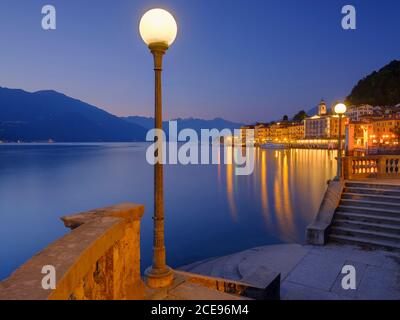 Abenddämmerung im Bellagio am Comer See. Stockfoto