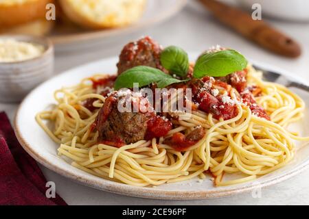 Spaghetti und Fleischbällchen mit Tomatensauce und Parmesankäse Ein Essteller Stockfoto