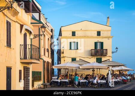 Italien, Sardinien, Alghero, Restaurants am Meer im historischen Zentrum Stockfoto