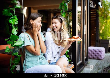 Frau lehnt ungesunde Fast-Food wegen Glutenunverträglichkeit ab Stockfoto