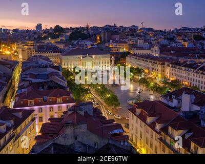 Ein Blick über den Rossio Platz in Lissabon bei Nacht. Stockfoto