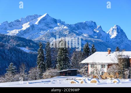 Idyllische Natur in der Nähe eines Bauernhauses in Bavaran alpen Stockfoto