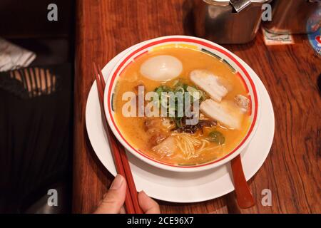 Schmackhafter japanischer Ramen mit Schweinefleisch, Ei und Gemüse Stockfoto