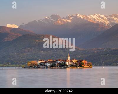 Blick auf Isola Superiore oder Isola dei Pescatori im Lago Maggiore bei morgendlicher Sonneneinstrahlung im Frühling. Stockfoto