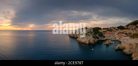 Ein Blick über Dubrovnik von der Stadtmauer bei Sonnenuntergang. Stockfoto