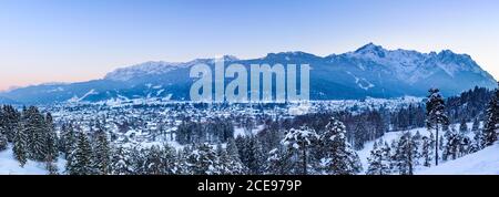 Winterlicher Abend in Garmisch-Partenkirchen Stockfoto