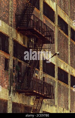 Vertikale Aufnahme eines alten verlassenen Gebäudes mit rudy Außenleiter Stockfoto