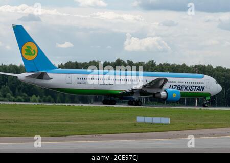 Juli 2019 In Moskau, Russland. Flugzeug Boeing 767-300 Usbekistan Airways am Flughafen Vnukovo in Moskau. Stockfoto