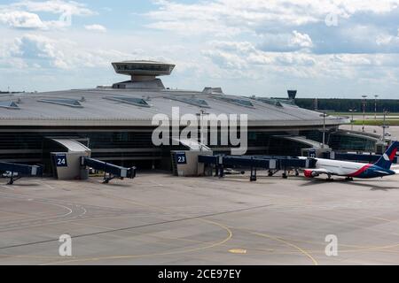 2. Juli 2019 Moskau, Russland. Flugzeuge am Flughafen Vnukovo bei sonnigem Wetter Stockfoto