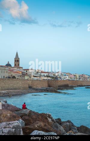 Italien, Sardinien, Alghero, Blick auf die alte Stadtmauer und das historische Zentrum, mit Blick auf die Kirche San Francisco Stockfoto