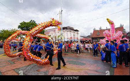 Georgetown, Penang/Malaysia - Okt 09 2016: Gruppe von Menschen führen Drachen auf der Straße vor dem Tempel der Göttin der Barmherzigkeit vor. Stockfoto