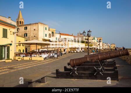 Italien, Sardinien, Alghero, Blick auf die alte Stadtmauer und das historische Zentrum Stockfoto