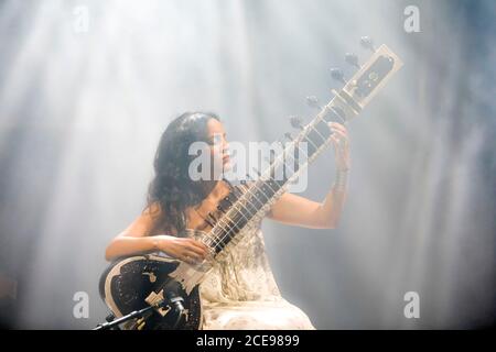 Jazz A Juan Jazz Festival in Juan-les-Pins (Südostfrankreich), am 22. Juli 2017: Anoushka Shankar, indische Sitar-Spielerin, Tochter von Ravi Shankar Stockfoto