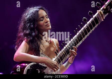 Jazz A Juan Jazz Festival in Juan-les-Pins (Südostfrankreich), am 22. Juli 2017: Anoushka Shankar, indische Sitar-Spielerin, Tochter von Ravi Shankar Stockfoto