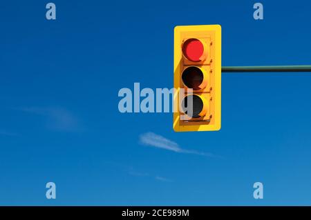 Ampel auf rot gegen klaren blauen Himmel Stockfoto