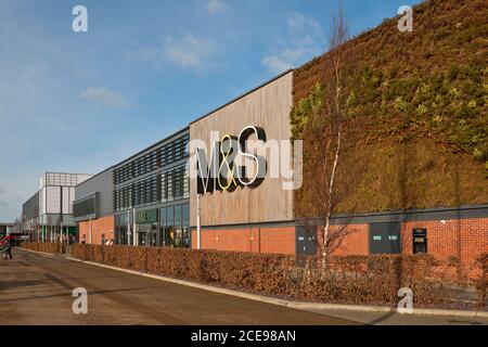 Marks and Spencer Store und vertikaler Garten mit Pflanzen Grünwand im Vanguard Retail Park Shopping Centre. Stockfoto