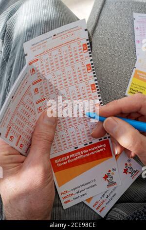 Nahaufnahme der Mann Füllung in EuroMillions Lotto Lotto Lotto Slip. Stockfoto