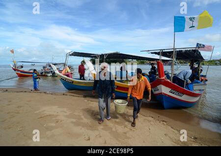 Penaga, Penang/Malaysia - Okt 30 2016: Fischer bringen Fisch im Korb und verkaufen auf dem Markt. Stockfoto