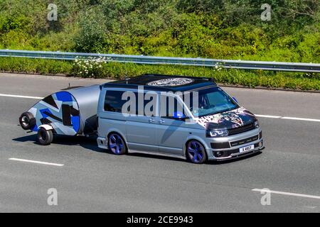 Dubz Outlaws 2011 silberblau VW Volkswagen T-Sporter T32 140 TDI SWB, Abschleppen Go-Pod Camper (Custom Caravan) | Go-Pods 2 Liegeplätze Micro-Tourer Caravans mit selbstklebendem Schild Vinyl, Fahrzeugaufkleber Art, Fahrzeugverpackung, Flotte, kommerziell, Fahrzeugverpackung, Grafikaufkleber, Personalisierungsaufkleber; Fahrzeuge im Fahrzeugverkehr, Fahrzeuge, die auf britischen Straßen fahren, Motoren, Autobahnnetz M6. Stockfoto