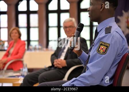 31. August 2020, Rheinland-Pfalz, Büchenbeuren-Scheid: Francis-Matthieu Nasimba (r, polizeichenkandidat) spricht neben Rheinland-pfälzischem Ministerpräsidenten Malu Dreyer und Rheinland-pfälzischem Innenminister Roger Lewentz (beide SPD). Sie informierten sich bei einer Veranstaltung von Polizeistudenten mit Migrationshintergrund an der Polizeiuniversität. Dreyer sagte, sie sei sehr erfreut, dass der Anteil der Polizeistudenten mit Migrationshintergrund inzwischen auf über 13 Prozent gestiegen sei. Foto: Harald Tittel/dpa Stockfoto