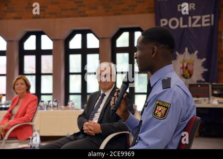 31. August 2020, Rheinland-Pfalz, Büchenbeuren-Scheid: Francis-Matthieu Nasimba (r, polizeichenkandidat) spricht neben Rheinland-pfälzischem Ministerpräsidenten Malu Dreyer und Rheinland-pfälzischem Innenminister Roger Lewentz (beide SPD). Bei einer Veranstaltung an der Polizeiuniversität erhielten sie Informationen von Polizeistudenten mit Migrationshintergrund. Dreyer sagte, sie sei sehr erfreut, dass der Anteil der Polizeistudenten mit Migrationshintergrund inzwischen auf über 13 Prozent gestiegen sei. Foto: Harald Tittel/dpa Stockfoto