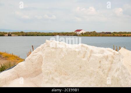 Salzhaufen auf der letzten und einzigen handwerklichen salina in Produktion bei Salinas do Samouco auf dem Naturschutzgebiet der Tejo-Mündung, in Alcochete, Portugal. Stockfoto
