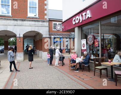 Sevenoaks, Kent, Großbritannien. August 2020. Die Menschen machen das Beste aus der letzten Bank Holiday in diesem Jahr und der letzte Tag der Regierung essen aus, um zu helfen, Schema. Es gab Schlangen vor Costa und Wagamama Restaurants in Sevenoaks, Kent. Das Wetter verbesserte sich leicht vom nassen Wochenende mit sonnigem und bewölktem Himmel und einem hoch von 16C. Kredit: Keith Larby/Alamy Live Nachrichten Stockfoto