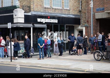 Sevenoaks, Kent, Großbritannien. August 2020. Die Menschen machen das Beste aus der letzten Bank Holiday in diesem Jahr und der letzte Tag der Regierung essen aus, um zu helfen, Schema. Es gab Schlangen vor Costa und Wagamama Restaurants in Sevenoaks, Kent. Das Wetter verbesserte sich leicht vom nassen Wochenende mit sonnigem und bewölktem Himmel und einem hoch von 16C. Kredit: Keith Larby/Alamy Live Nachrichten Stockfoto