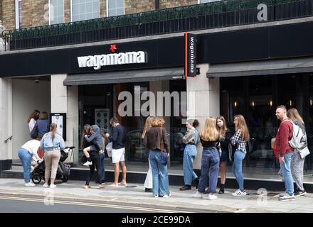 Sevenoaks, Kent, Großbritannien. August 2020. Die Menschen machen das Beste aus der letzten Bank Holiday in diesem Jahr und der letzte Tag der Regierung essen aus, um zu helfen, Schema. Es gab Schlangen vor Costa und Wagamama Restaurants in Sevenoaks, Kent. Das Wetter verbesserte sich leicht vom nassen Wochenende mit sonnigem und bewölktem Himmel und einem hoch von 16C. Kredit: Keith Larby/Alamy Live Nachrichten Stockfoto