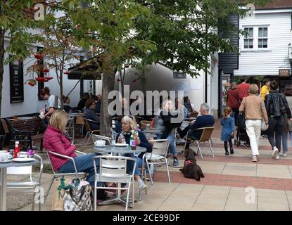 Sevenoaks, Kent, Großbritannien. August 2020. Die Menschen machen das Beste aus der letzten Bank Holiday in diesem Jahr und der letzte Tag der Regierung essen aus, um zu helfen, Schema. Es gab Schlangen vor Costa und Wagamama Restaurants in Sevenoaks, Kent. Das Wetter verbesserte sich leicht vom nassen Wochenende mit sonnigem und bewölktem Himmel und einem hoch von 16C. Kredit: Keith Larby/Alamy Live Nachrichten Stockfoto