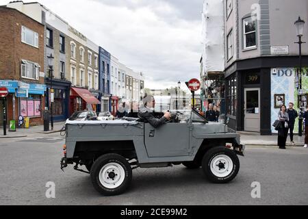 London, Großbritannien. August 2020. Portobello Road in Notting Hill ruhige, aber große Polizeipräsenz am Tag, die normalerweise der Höhepunkt des Karnevals wäre. Es wurde wegen Coronavirus abgesagt. Kredit: JOHNNY ARMSTEAD/Alamy Live Nachrichten Stockfoto