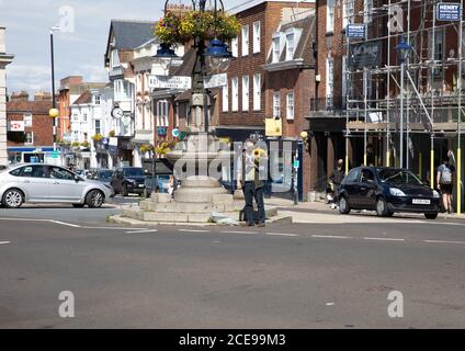 Sevenoaks, Kent, Großbritannien. August 2020. Die Menschen machen das Beste aus der letzten Bank Holiday in diesem Jahr und der letzte Tag der Regierung essen aus, um zu helfen, Schema. Es gab Schlangen vor Costa und Wagamama Restaurants in Sevenoaks, Kent. Das Wetter verbesserte sich leicht vom nassen Wochenende mit sonnigem und bewölktem Himmel und einem hoch von 16C. Kredit: Keith Larby/Alamy Live Nachrichten Stockfoto