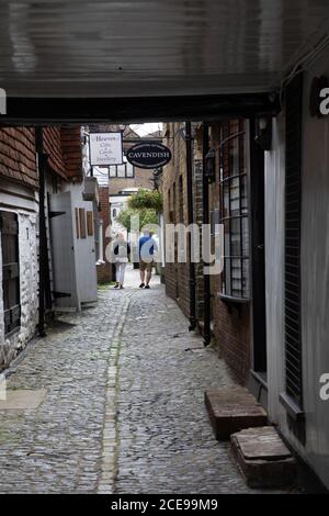 Sevenoaks, Kent, Großbritannien. August 2020. Die Menschen machen das Beste aus der letzten Bank Holiday in diesem Jahr und der letzte Tag der Regierung essen aus, um zu helfen, Schema. Es gab Schlangen vor Costa und Wagamama Restaurants in Sevenoaks, Kent. Das Wetter verbesserte sich leicht vom nassen Wochenende mit sonnigem und bewölktem Himmel und einem hoch von 16C. Kredit: Keith Larby/Alamy Live Nachrichten Stockfoto