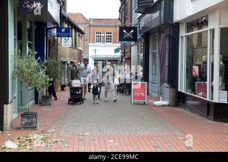 Sevenoaks, Kent, Großbritannien. August 2020. Die Menschen machen das Beste aus der letzten Bank Holiday in diesem Jahr und der letzte Tag der Regierung essen aus, um zu helfen, Schema. Es gab Schlangen vor Costa und Wagamama Restaurants in Sevenoaks, Kent. Das Wetter verbesserte sich leicht vom nassen Wochenende mit sonnigem und bewölktem Himmel und einem hoch von 16C. Kredit: Keith Larby/Alamy Live Nachrichten Stockfoto