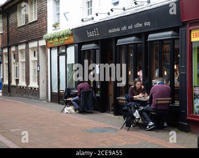 Sevenoaks, Kent, Großbritannien. August 2020. Die Menschen machen das Beste aus der letzten Bank Holiday in diesem Jahr und der letzte Tag der Regierung essen aus, um zu helfen, Schema. Es gab Schlangen vor Costa und Wagamama Restaurants in Sevenoaks, Kent. Das Wetter verbesserte sich leicht vom nassen Wochenende mit sonnigem und bewölktem Himmel und einem hoch von 16C. Kredit: Keith Larby/Alamy Live Nachrichten Stockfoto