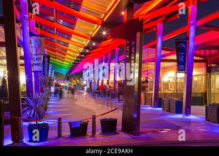 'Eat Streat', Rotorua, Neuseeland, ein überdachter Bereich mit Restaurants und Bars mit schöner Nachtbeleuchtung. Juni 29 2019 Stockfoto
