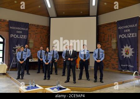 31. August 2020, Rheinland-Pfalz, Büchenbeuren-Scheid: Die Kandidaten des polizeikommissars treffen sich mit dem Rheinland-pfälzischen Innenminister Roger Lewentz (SPD, 2. V.r.) für eine Gruppe forto. Dreyer informierte sich bei einer Veranstaltung mit Polizeistudenten mit Migrationshintergrund an der Polizeiuniversität. Ministerpräsident Dreyer sagte, sie sei sehr erfreut, dass der Anteil der Polizeistudenten mit Migrationshintergrund inzwischen auf über 13 Prozent gestiegen sei. Foto: Harald Tittel/dpa Stockfoto