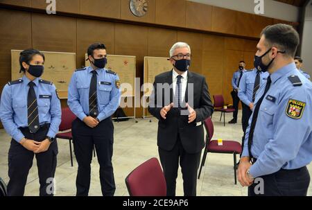 31. August 2020, Rheinland-Pfalz, Büchenbeuren-Scheid: polizeikommissar-Kandidaten sprechen mit dem Rheinland-pfälzischen Innenminister Roger Lewentz (SPD, M.). Dreyer erhielt Informationen von Polizeistudenten mit Migrationshintergrund bei einer Veranstaltung an der Polizeiuniversität. Ministerpräsident Dreyer sagte, sie sei sehr erfreut, dass der Anteil der Polizeistudenten mit Migrationshintergrund inzwischen auf über 13 Prozent gestiegen sei. Foto: Harald Tittel/dpa Stockfoto