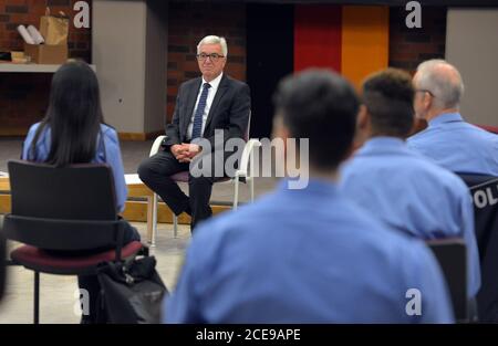 31. August 2020, Rheinland-Pfalz, Büchenbeuren-Scheid: polizeikommissar-Kandidaten hören dem Rheinland-pfälzischen Innenminister Roger Lewentz (SPD, M.) zu Dreyer informierte sich bei einer Veranstaltung von Polizeistudenten mit Migrationshintergrund an der Polizeiuniversität. Ministerpräsident Dreyer sagte, sie sei sehr erfreut, dass der Anteil der Polizeistudenten mit Migrationshintergrund inzwischen auf über 13 Prozent gestiegen sei. Foto: Harald Tittel/dpa Stockfoto