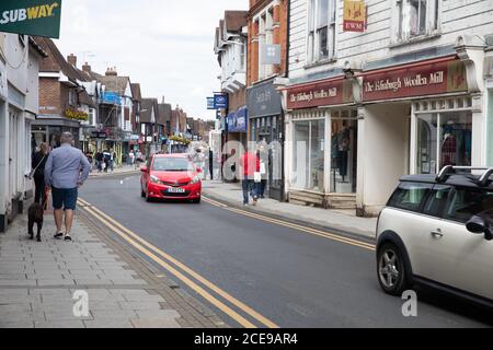 Sevenoaks, Kent, Großbritannien. August 2020. Die Menschen machen das Beste aus der letzten Bank Holiday in diesem Jahr und der letzte Tag der Regierung essen aus, um zu helfen, Schema. Es gab Schlangen vor Costa und Wagamama Restaurants in Sevenoaks, Kent. Das Wetter verbesserte sich leicht vom nassen Wochenende mit sonnigem und bewölktem Himmel und einem hoch von 16C. Kredit: Keith Larby/Alamy Live Nachrichten Stockfoto