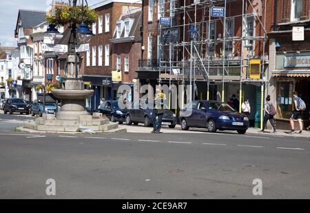 Sevenoaks, Kent, Großbritannien. August 2020. Die Menschen machen das Beste aus der letzten Bank Holiday in diesem Jahr und der letzte Tag der Regierung essen aus, um zu helfen, Schema. Es gab Schlangen vor Costa und Wagamama Restaurants in Sevenoaks, Kent. Das Wetter verbesserte sich leicht vom nassen Wochenende mit sonnigem und bewölktem Himmel und einem hoch von 16C. Kredit: Keith Larby/Alamy Live Nachrichten Stockfoto