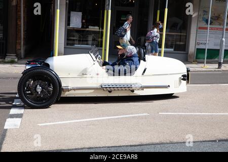 Sevenoaks, Kent, Großbritannien. August 2020. Ein älteres Paar fährt in einem Dreirad-Kit durch Sevenoaks. Das Wetter verbesserte sich leicht vom nassen Wochenende mit sonnigem und bewölktem Himmel und einem hoch von 16C. Kredit: Keith Larby/Alamy Live Nachrichten Stockfoto