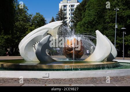 Moderner Brunnen mit stilisiertem Kegel in der Mitte. Stockfoto