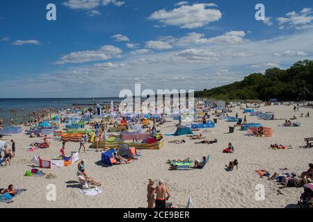 Menschen am polnischen Ostseestrand hier in Kolobrzeg, Kolberg Sommer 2020. Stockfoto