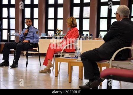 31. August 2020, Rheinland-Pfalz, Büchenbeuren-Scheid: Der Ministerpräsident von Rheinland-Pfalz, Malu Dreyer (SPD), spricht mit einem polizeikommissar Awärter (l) mit Migrationshintergrund. Gemeinsam mit dem Rheinland-pfälzischen Innenminister Roger Lewentz (SPD) erhielten sie bei einer Veranstaltung an der Polizeiuniversität Informationen von Polizeistudenten mit Migrationshintergrund. Dreyer sagte, sie sei sehr erfreut, dass der Anteil der Polizeistudenten mit Migrationshintergrund inzwischen auf über 13 Prozent gestiegen sei. Foto: Harald Tittel/dpa Stockfoto