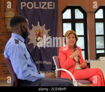 31. August 2020, Rheinland-Pfalz, Büchenbeuren-Scheid: Rheinland-pfälzischer Ministerpräsident Malu Dreyer (SPD) spricht mit einem polizeikommissar Aschärter mit Migrationshintergrund. Sie informierten sich bei einer Veranstaltung von Polizeistudenten mit Migrationshintergrund an der Polizeiuniversität. Dreyer freut sich sehr, dass der Anteil der Polizeistudenten mit Migrationshintergrund mittlerweile auf über 13 Prozent gestiegen ist. Foto: Harald Tittel/dpa Stockfoto