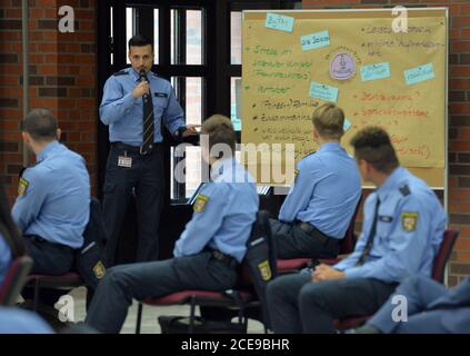 31. August 2020, Rheinland-Pfalz, Büchenbeuren-Scheid: Ein polizeikommissariat erklärt die Ergebnisse eines Workshops im Dialog mit Polizeistudenten mit Migrationshintergrund an der Polizeiakademie auf dem Hahn. Die Ministerpräsidentin von Rheinland-Pfalz, Frau Dreyer, und der Innenminister des Landes, Roger Lewentz (SPD), informierten sich bei einer Veranstaltung mit Polizeistudenten mit Migrationshintergrund an der Polizeiuniversität. Dreyer sagte, sie sei sehr erfreut, dass der Anteil der Polizeistudenten mit Migrationshintergrund inzwischen auf über 13 Prozent gestiegen sei. Stockfoto