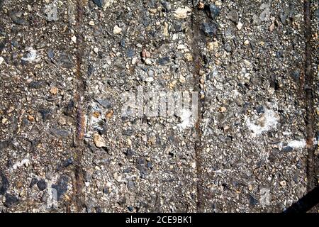 Struktur Betonboden mit Metallstangen, die in betoniert wurden. Stockfoto